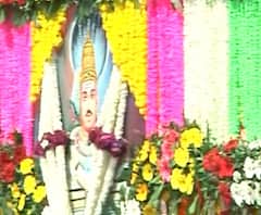 siddharameshwar | सिद्धरामेश्वरांचा लग्नसोहळा संपन्न, मानाच्या नंदीध्वजांचं मुस्लिम बांधवांकडून स्वागत | ABP Majha