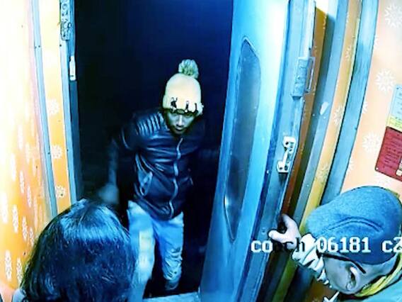 चलती ट्रेन में महिला से पर्स की छीनाझपटी, वीडियो वायरल