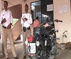 Nagpur | वाहतूक नियम मोडल्याने 10 हजारांचा दंड, पोलिसांसमोर मगरुरी केल्याने युवकाला अद्दल | ABP Majha