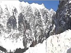 पहाड़ से खिसकी बर्फ सड़क पर आई तो क्या हुआ? देखिए कुदरत के कहर का वायरल वीडियो