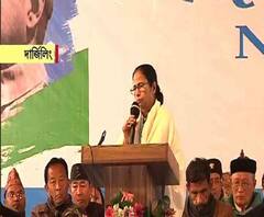 দেশের নেতা সে-ই হয়, যে দেশকে পথ দেখায়; নেতাজির জন্মদিবসে নাম না করে মোদিকে নিশানা মমতার