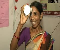  Bulb Without Electricity | गोंदियातल्या बचतगटाच्या महिलांचा अनोखा शोध, वीज गेल्यानंतर चार तास सुरु राहतो बल्ब | ABP MAJHA
