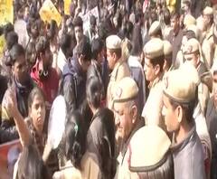 Delhi | जेएनयूच्या कुलगुरूंना हटवा; फी वाढ रोखण्याच्या मागणीबाबत आंदोलक आक्रमक | ABP Majha