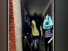 JNU Violence: नकाबपोश लड़की को दिल्ली पुलिस ने पहचाना, जल्द हो सकती है पूछताछ