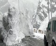 Avalanche | हाडं गोठावणाऱ्या थंडीत हिमस्खलनामुळे वाहतूक गोठली | हिमाचल प्रदेश | ABP Majha