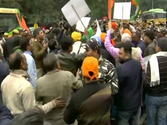 અમદાવાદમાં ABVP-NSUIના કાર્યકરો વચ્ચે મારામારી, મીડિયાને કાર્યાલયમાં જતા રોકાયું, જુઓ વીડિયો