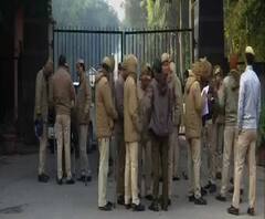 টানা আন্দোলনে কিছুটা পিছু হটল কর্তৃপক্ষ, হস্টেলের পড়ুয়াদের শীতকালীন সেমেস্টারে পরিষেবার জন্য কোনও খরচ করতে হবে না, নির্দেশিকা জেএনইউয়ের