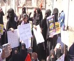 #MumbaiBagh | नागपाड्यातील सीएएविरोधातील महिलांच्या आंदोलनाचा दुसरा दिवस, घरदार, संसार, मुलं सांभाळून आंदोलनात सहभाग