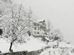 Uttarakhand: Heavy snowfall boosts tourism in Auli