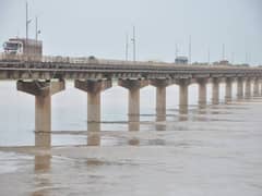 અમદાવાદઃ શાસ્ત્રી બ્રિજ પર જીવના જોખમે લોકો કરી રહ્યા છે મુસાફરી, જુઓ વીડિયો