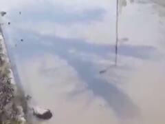 સુરતઃ સરથાણામાં નહેરમાં લિકેજને કારણે રસ્તા પર આવી ગયા પાણી, જુઓ વીડિયો