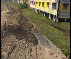 Reporter Stories: ইংরেজবাজারে মূল জল নিষ্কাশনী কালভার্টের নীচে মাটি ভরাটের অভিযোগ, বিতর্ক