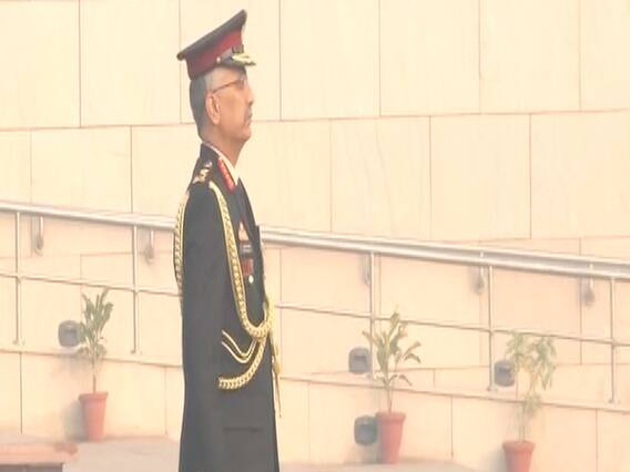 Army Chief Manoj Naravane ने War Memorial पर शहीदों को दी श्रद्धांजलि