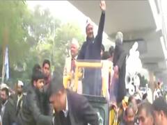 Nomination से पहले केजरीवाल का रोड शो, देखिए- लोगों ने क्या कहा