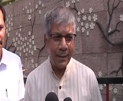 Prakash Ambedkar | प्रकाश आंबेडकर आणि मुख्यमंत्री उद्धव ठाकरेंची भेट, मातोश्रीवर तासभर चर्चा | ABP Majha