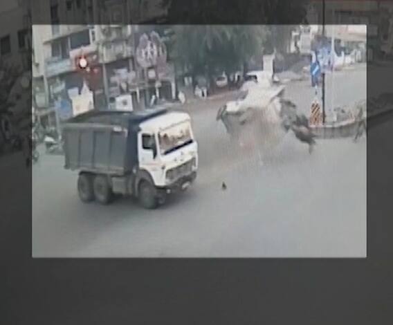 CCTV | म्हाळगी नगर चौकात बोलेरो आणि ट्रकचा अपघात | नागपूर | ABP Majha