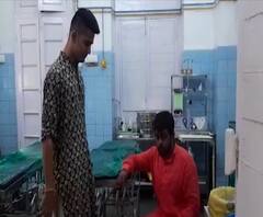 MIM Leader Fight | मनपा अधिकाऱ्यांची एमआयएम पदाधिकाऱ्याला मारहाण | कोल्हापूर | ABP Majha 