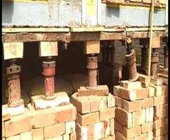 Reporter Stories: দুশোটি জ্যাক লাগিয়ে মাটি থেকে তুলে ফেলা হল আস্ত একটা বাড়ি