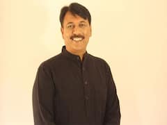 અમિત ચાવડાએ લગાવ્યો પતંગનો પેચ, સામાન્ય પતંગબાજે કાપ્યો ચાવડાનો પતંગ, જુઓ વીડિયો