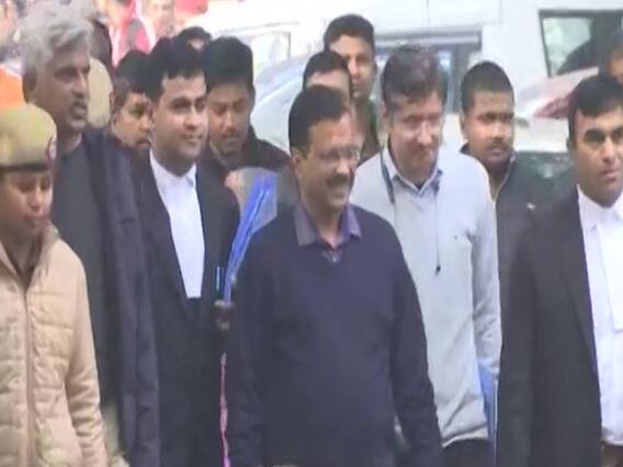 Arvind Kejriwal नामांकन करने पहुंचे, कुछ लोगों ने किया विरोध