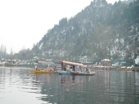 Kashmir पहुंचे केंद्रीय मंत्री Mukhtar Abbas Naqvi, आम कश्मीरियों से संपर्क-संवाद की कोशिश