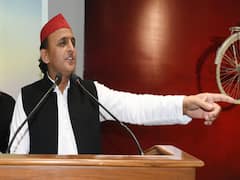 Akhilesh Yadav ने सरकारी डॉक्टर को लगाई फटकार, देखिए पूरा मामला