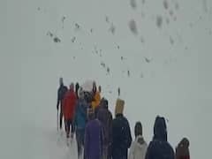 बर्फबारी के बीच लाहौल स्पीति में गांव वालों ने पेश की मिसाल