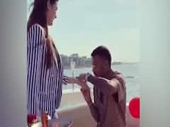 Cricketer Pandya proposes actress Natasa on yatch | Hot News full 