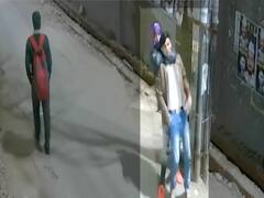 दिल्ली में दिनदहाड़े लूट, देखते रहे लोग, CCTV में कैद हुई वारदात