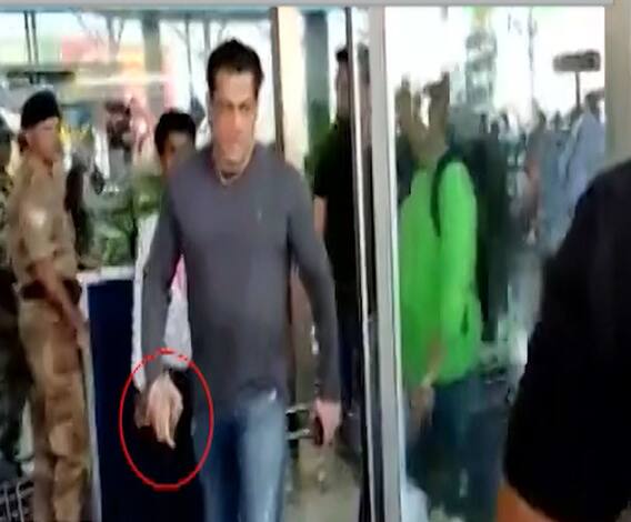 Salman Khan | सेल्फी घेणाऱ्या चाहत्यासोबत दबंग खानचं उर्मट वर्तन | ABP Majha