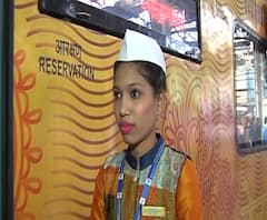 Ahmedabad-Mumbai Tejas Express | अहमदाबाद-मुंबई तेजस एक्स्प्रेसमधील रेल्वे सुंदरींच्या पोषाखात बदल | ABP Majha 