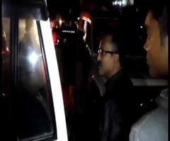 অ্যাকাউন্ট থেকে টাকা কাটা নিয়ে নালিশ, মহিলা গ্রাহকের বাড়িতে গিয়ে হুমকি দেওয়ার অভিযোগ রাষ্ট্রায়ত্ত ব্যাঙ্কের ম্যানেজারের বিরুদ্ধে