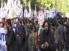 हिंसा के खिलाफ सड़क पर उतरे JNU के छात्र, शिक्षक भी रहे साथ | Super 40