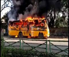 দাঁড়িয়ে থাকা বেসরকারি ইংরেজি মাধ্যম স্কুলবাসে আগুন বেহালায়, আতঙ্কে অভিভাবকরা