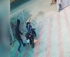 Nashik | सर्व्हिसिंगसाठी नंबर लागत नसल्याने शोरुम समोरच तरुणाने स्वत:ची बाईक जाळली