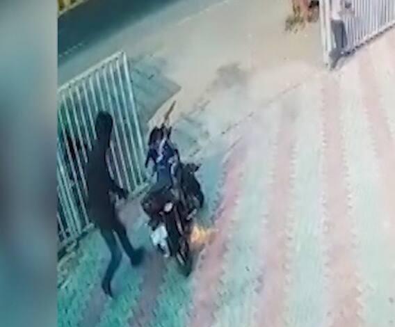 Nashik | सर्व्हिसिंगसाठी नंबर लागत नसल्याने शोरुम समोरच तरुणाने स्वत:ची बाईक जाळली