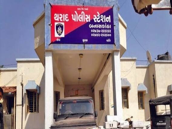 બનાસકાંઠાઃ થરાદ પોલીસ પર આરોપીના પરિવારે કર્યો હુમલો, જુઓ વીડિયો