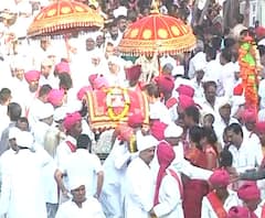 Solapur | ग्रामदैवत श्री सिद्धेश्वर महाराज यात्रेला सुरुवात, विधीवत पूजेनंतर, तैलाभिषेक आणि प्रदक्षिणा | ABP Majha