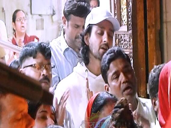 Saurabh Raj Jain offers prayer at Siddhivinayak temple
