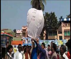 Reporter Stories: সিএএ, এনআরসি-র প্রতিবাদ, হুগলির বৈদ্যবাটিতে ফানুস ওড়ালেন তৃণমূল সাংসদ কল্যাণ বন্দ্যোপাধ্যায়