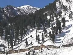 बर्फबारी से जम्मू कश्मीर में पर्यटन पर असर, एयरपोर्ट पर फंसे पर्यटक