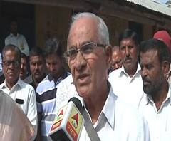 Dhule ZP Election | माजी मंत्री रोहिदास पाटील, आमदार कुणाल पाटील यांचं सहकुटुंब मतदान | धुळे | ABP Majha