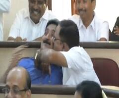 Kolhapur Corparator Kiss | कोल्हापूर महापालिकेत 'मुका घ्या मुका' ! विरोधी नगरसेवकाकडून सत्ताधाऱ्याचा किस | ABP Majha