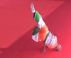 Mumbai Marathon 2020 | मुंबई मॅरेथॉनमध्ये आजोबांचं शीर्षासन, दिला फिट राहण्याचा संदेश | ABP Majha