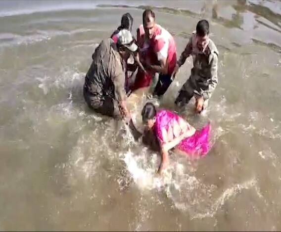 kolhapur | पूरग्रस्त महिलांचे आंदोलन चिघळलं, खासदार मानेंसमोरच महिलांनी नदीत घेतल्या उड्या | ABP Majha