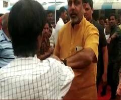 Farmer | देवेंद्र फडणवीसांशी बोलण्याचा प्रयत्न केल्यानं भाजप पदाधिकाऱ्याची शेतकऱ्याला धक्काबुक्की | ABP Majha