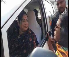 রায়গঞ্জে তৃণমূলের বিক্ষোভের মুখে পড়ে এলাকা ছাড়লেন কেন্দ্রীয় মন্ত্রী দেবশ্রী চৌধুরী 