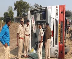 ST Bus Accident | वसमत-परभणी मार्गावर एसटी पलटली, प्रवासी सुखरुप काहींना किरकोळ दुखापत | ABP Majha 