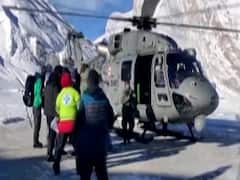 लद्दाख में फंसे 71 पर्यटकों को बचाया गया. वायुसेना के ध्रुव हेलिकॉप्टर से रेस्क्यू 