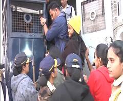 Gateway of India Protest | आंदोलकांना ताब्य़ात घेतल नाही, विद्यार्थ्यांची आझाद मैदानात रवानगी केली : मुंबई पोलीस | ABP Majha